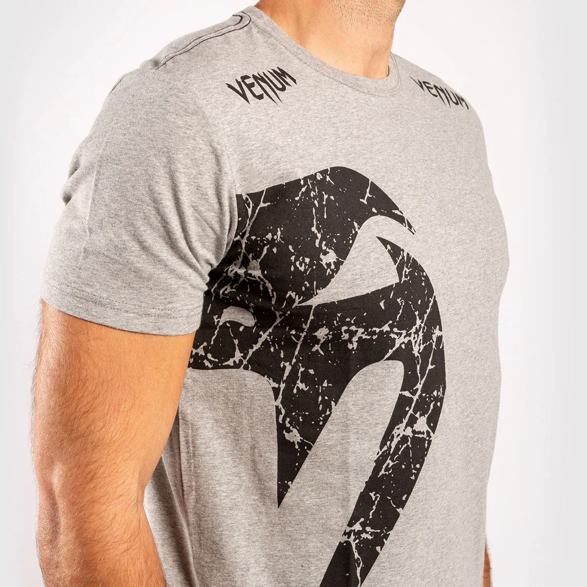 Camiseta en Algodón Venum Giant Gris-Negro - Image 8