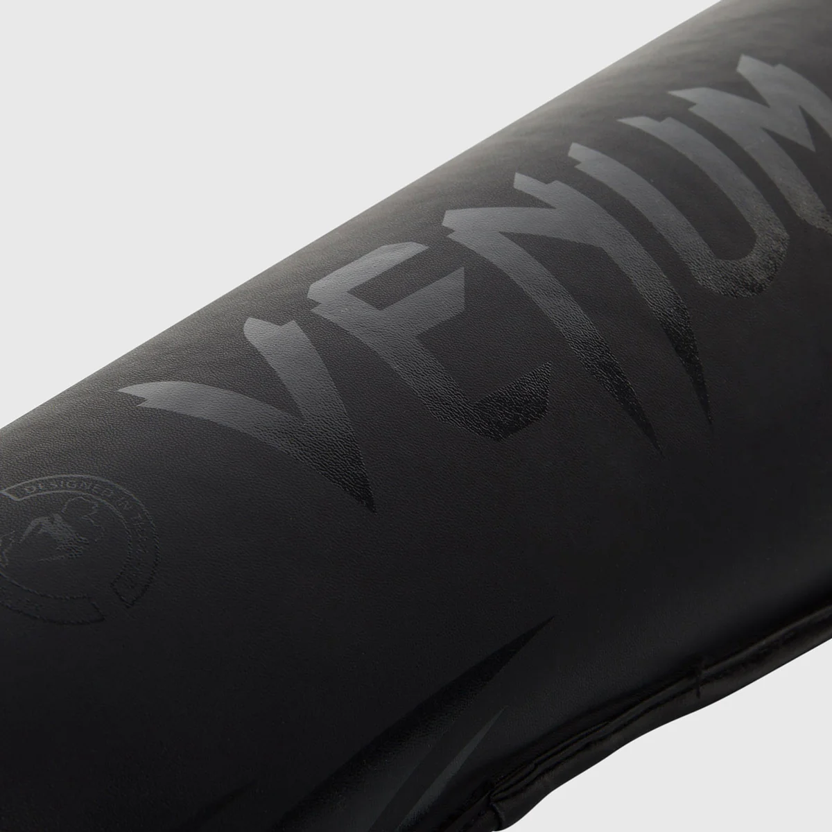 Espinilleras con Parapiede Venum Challenger Negro Black - Image 6
