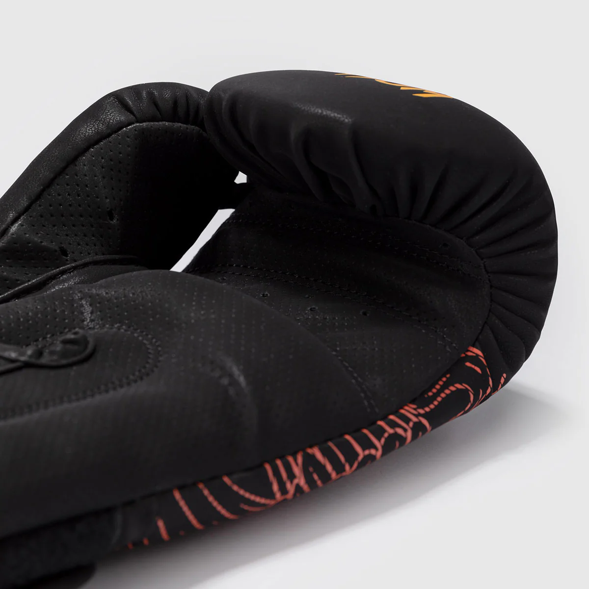 Guantes de boxeo Venum Quetzal Fury Negro-rojo - Image 4