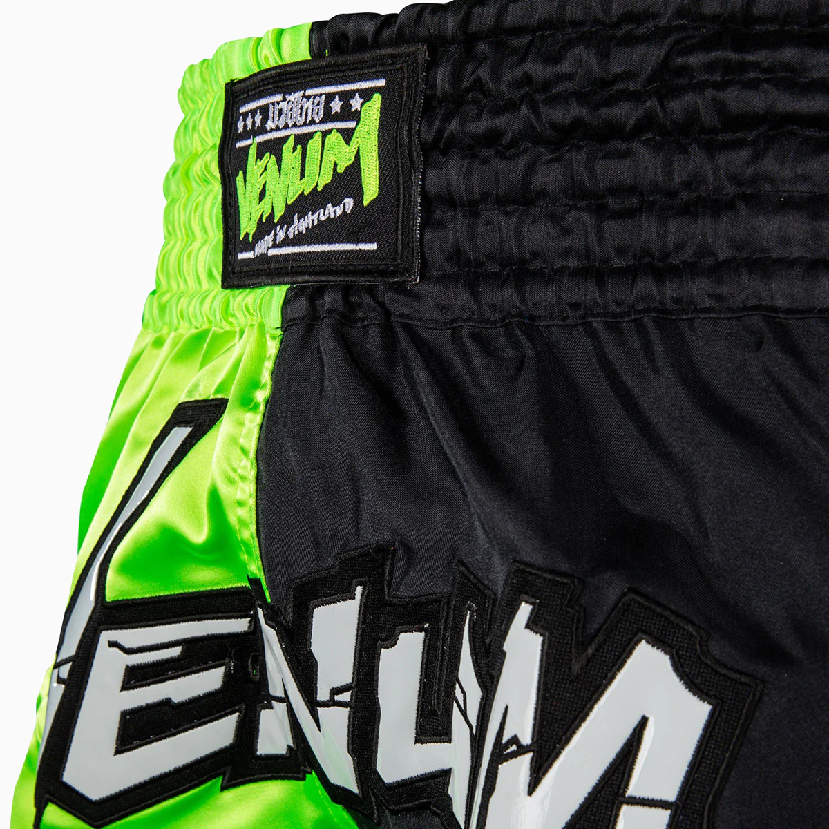 Pantalones cortos kick-tailandés Venum Inferno 2.0 Verde-negro - Image 4