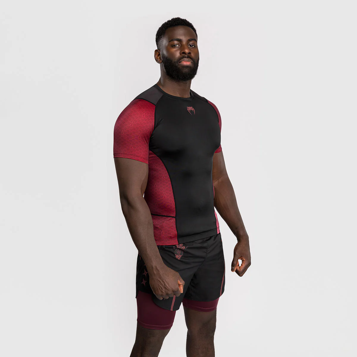 Rashguard Venum Assassin's Creed Shadows mangas cortas Rojo-negro  - Image 3