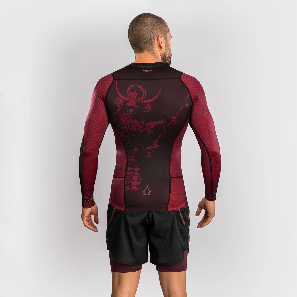 Rashguard Venum Assassin's Creed Shadows mangas largas Rojo-negro 