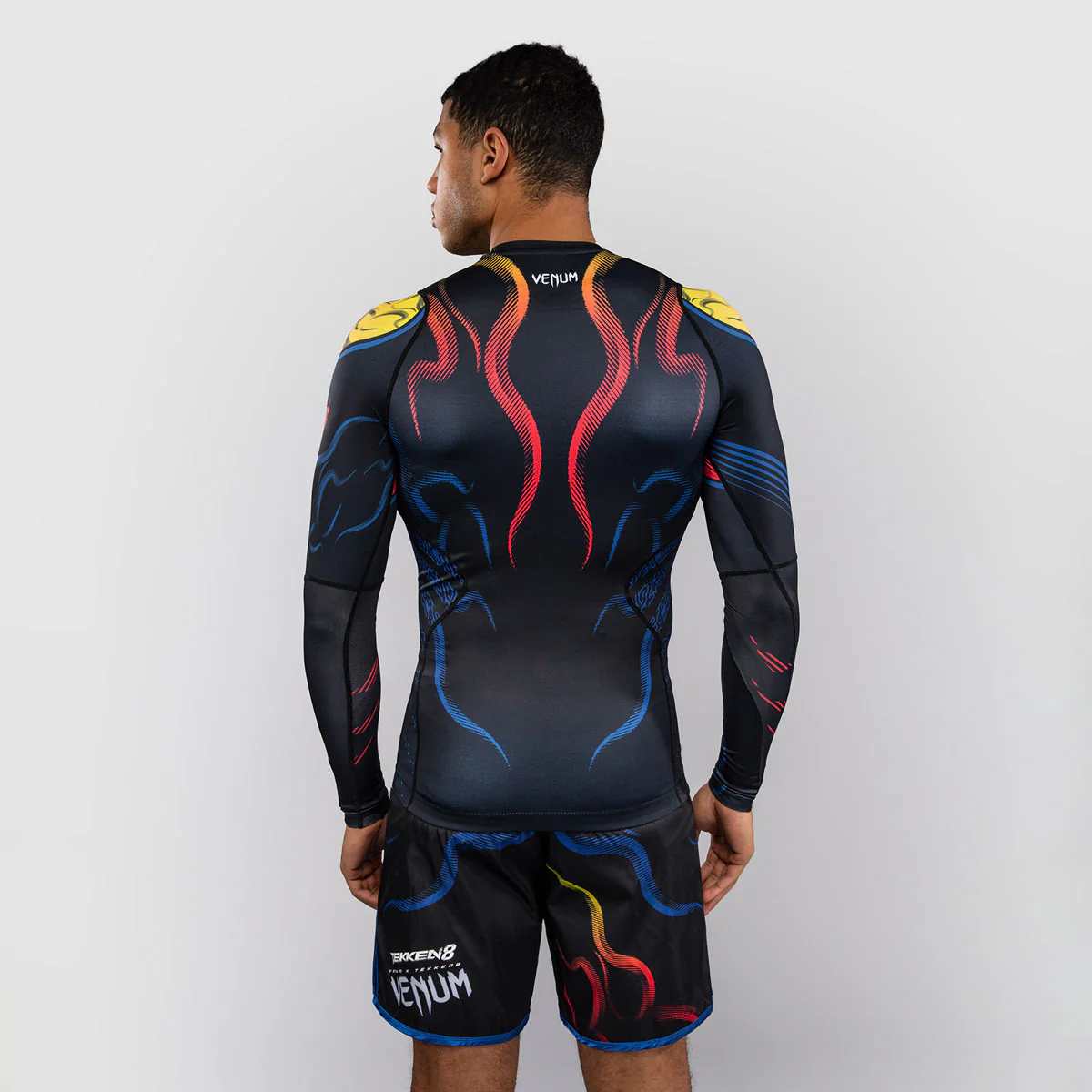 Rashguard Venum Tekken 8 Yoshimitsu mangas largas Negro-naranja  - Image 4