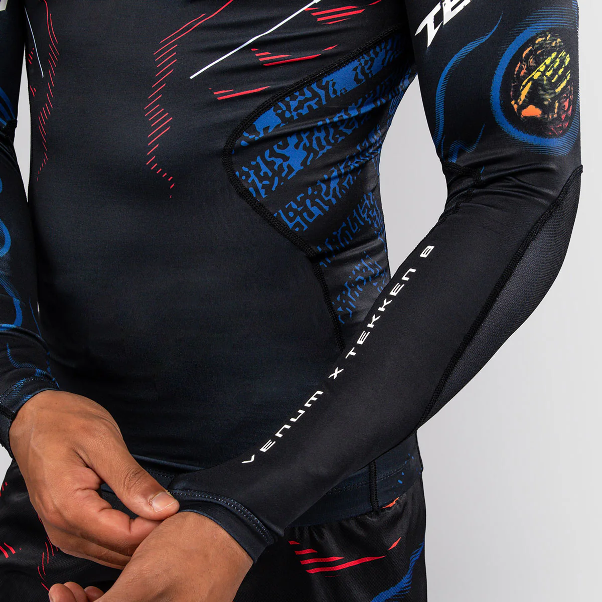 Rashguard Venum Tekken 8 Yoshimitsu mangas largas Negro-naranja  - Image 6